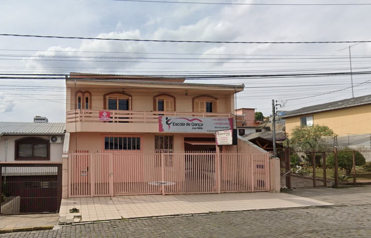Terreno em leilão em Caxias Do Sul - RS — TERRENO COM CASA DE ALVENARIA DE DOIS PAVIMENTOS ÁREA TOTAL DE 581m² EM CAXIAS DO SUL/RS