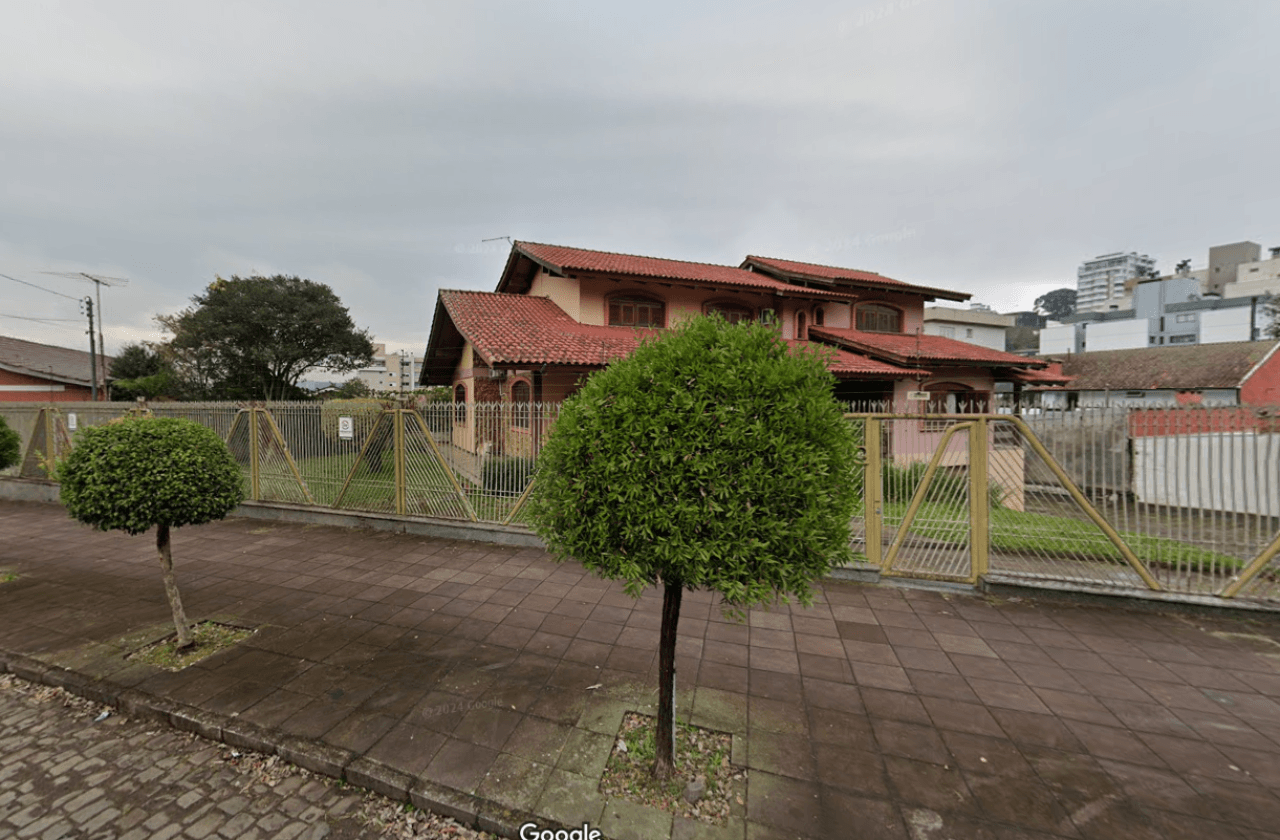 Foto 2 de 5: Terreno em leilão em Caxias Do Sul - RS — TERRENO COM ÁREA DE 911m² E UMA CASA DE 535m² EM CAXIAS DO SUL/RS