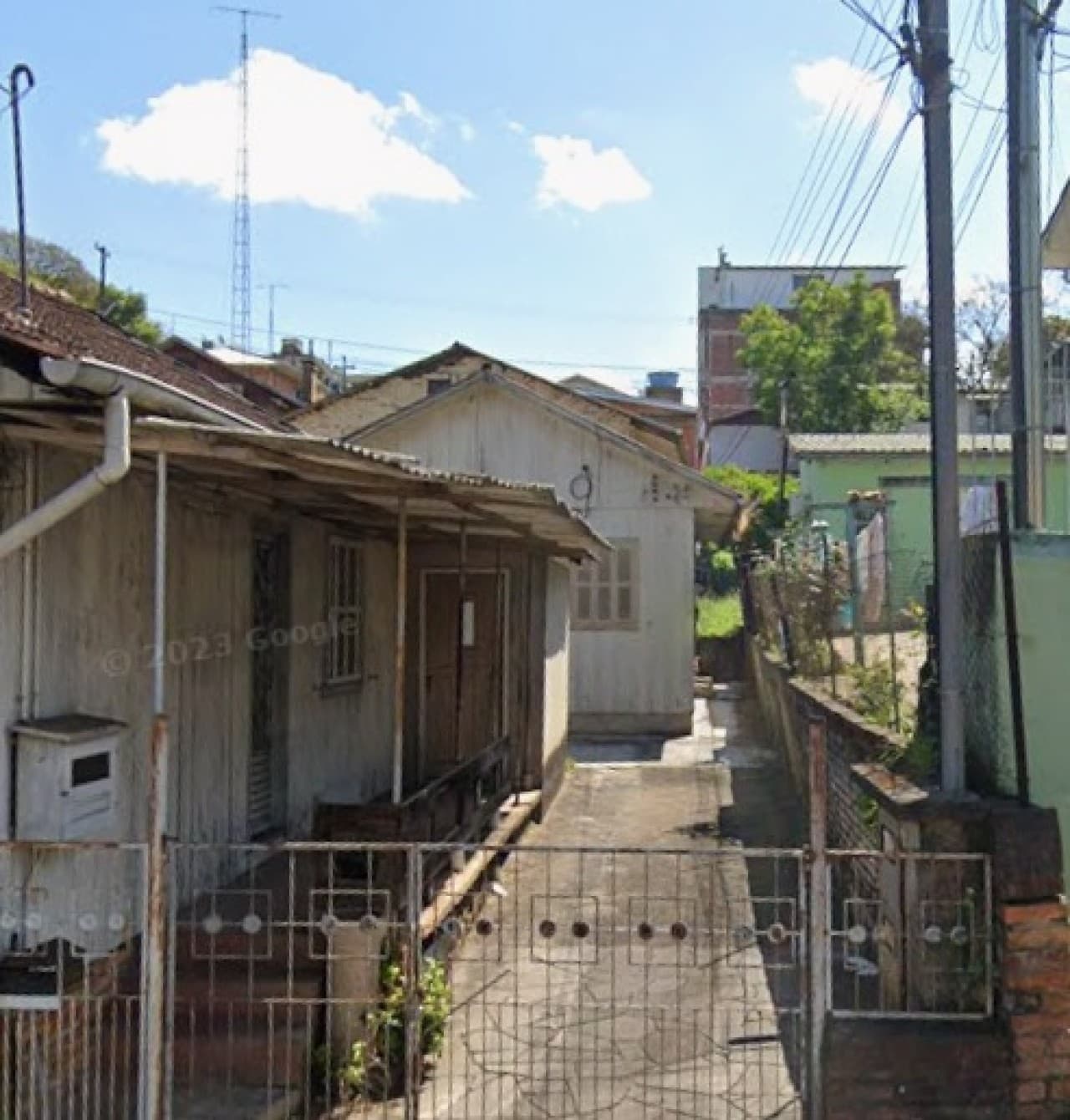 Foto 3 de 3: Terreno em leilão em Caxias Do Sul - RS, bairro Salgado Filho — TERRENO COM ÁREA DE 349,70m2 COM DUAS CASAS DE MADEIRA NO BAIRRO SALGADO FILHO EM CAXIAS DO SUL