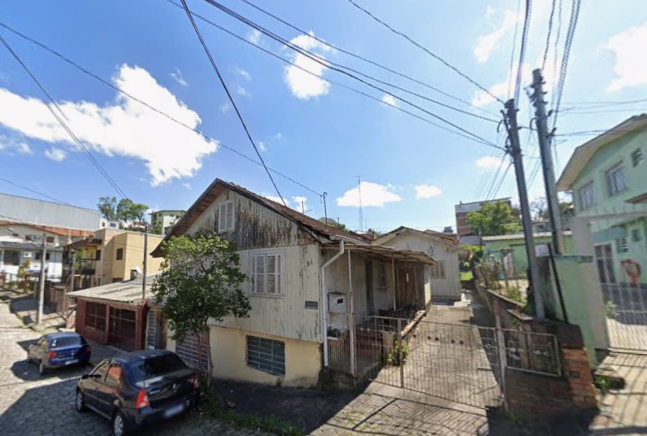 Terreno em leilão em Caxias Do Sul - RS, bairro Salgado Filho — TERRENO COM ÁREA DE 349,70m2 COM DUAS CASAS DE MADEIRA NO BAIRRO SALGADO FILHO EM CAXIAS DO SUL/RS
