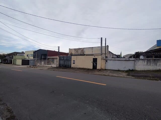 Foto 8 de 10: Terreno em leilão em Curitiba - PR — IMOVEL: LOTE DE TERRENO SOB NO 17, QUADRA NO 43 DA PLANTA FANNY NO 1, MEDINDO 12,00M. DE FRENTE PARA A RUA OMILIO MONTEI
