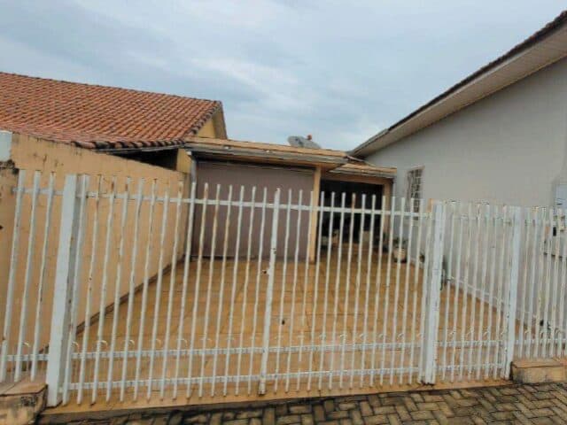 Foto 1 de 2: Comercial em leilão em Joaquim Távora - PR — FRACAO EQUIVALENTE A 25% DO IMOVEL DE SEGUINTE DESCRICAO: 01 PREDIO COMERCIAL EM ALVENARIA, COM AREA CONSTRUIDA 128,00M2