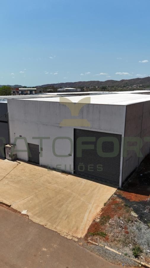 Foto 1 de 2: Comercial em leilão em Unaí - MG, bairro Jardim América — 01 - BARRACÃO TERRENO COM BARRACÃO COMERCIAL