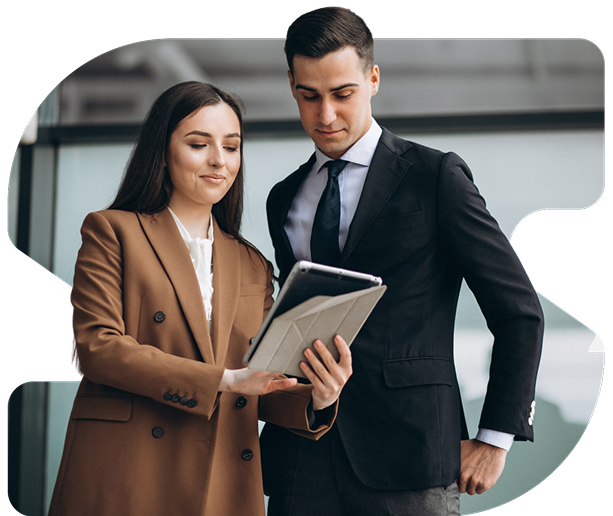 Pessoa analisando imóveis de leilão com segurança e praticidade